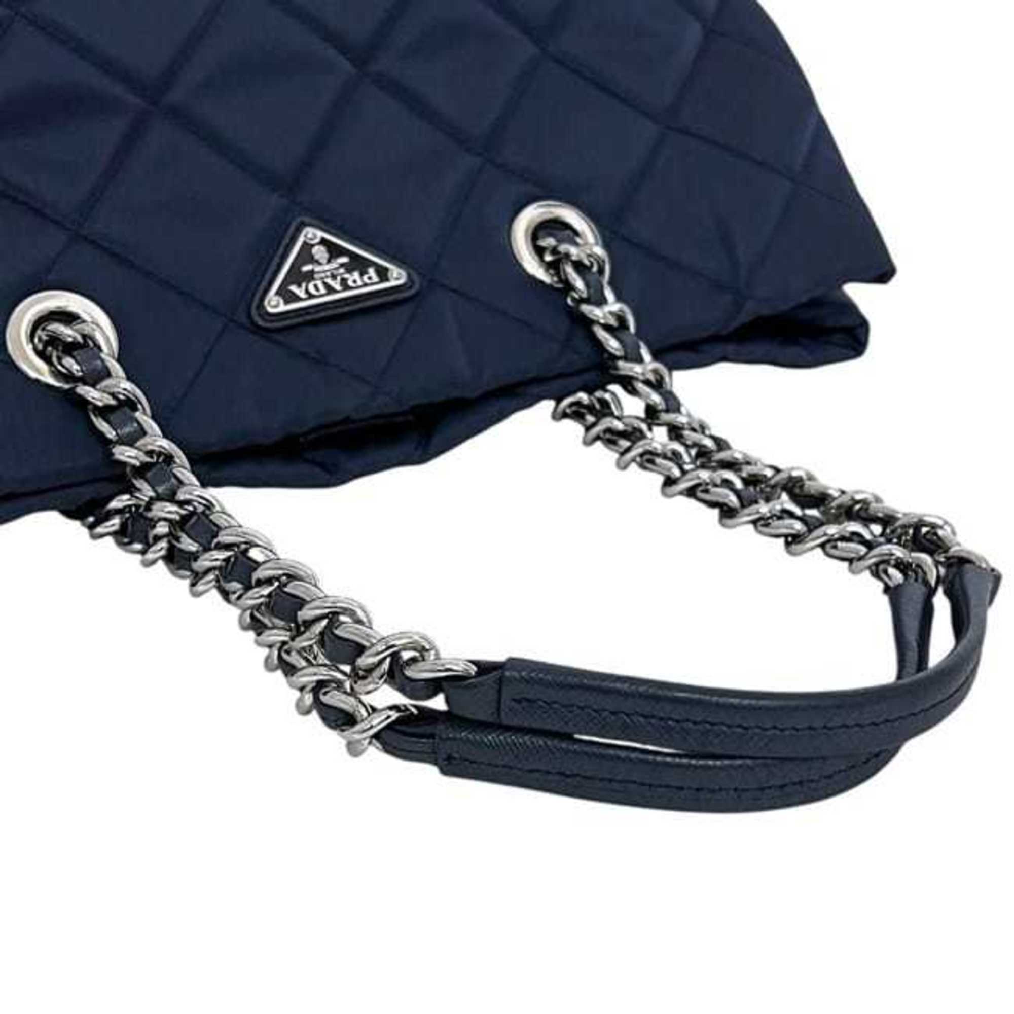 PDA 2-way bag f-24442, navy Tessuto 1BG740 tote in nylon and Saffiano leather. 165 PRADA shoulder bag, chain with triangular plate design, quilted.